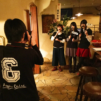 女性スタッフを撮影する大橋を撮影する