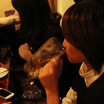 秒速で飲み干す。綾奈